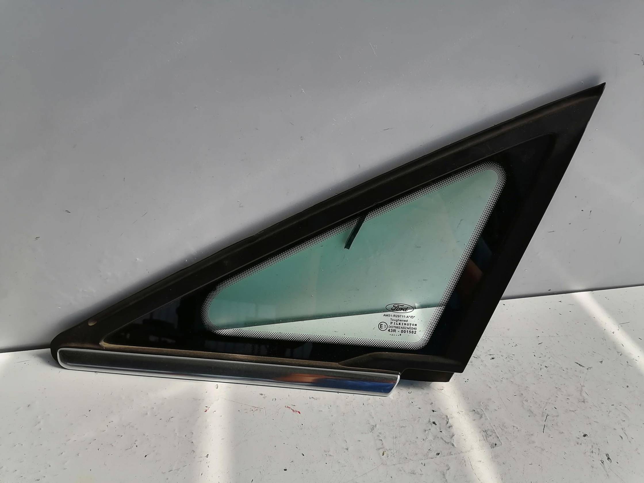 Fisso parafango ant. sx.